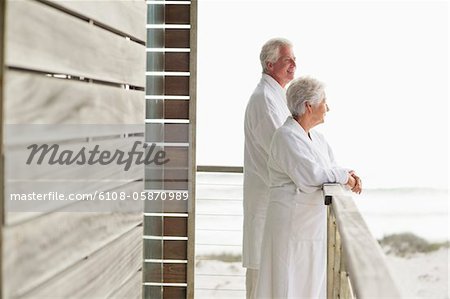 Debout de couple senior à un balcon