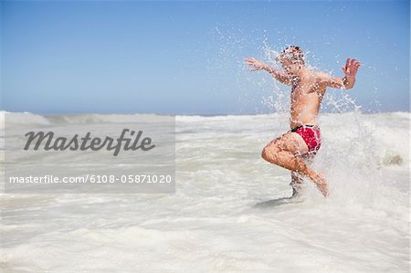 Mann am Strand genießen