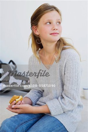 Seitenansicht eines schönen Mädchens Essen cookies
