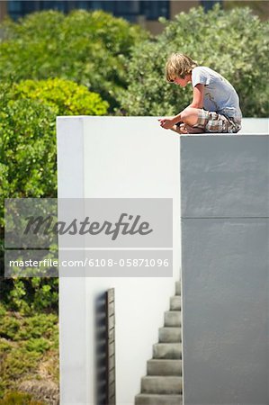 Teenager sitzen am Rand der Terrasse