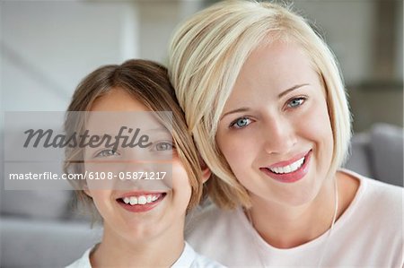 Porträt einer Frau mit ihrer Tochter lächelnd