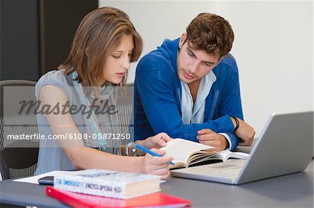 Étudiants de l'Université à l'aide d'ordinateur portable en salle de classe