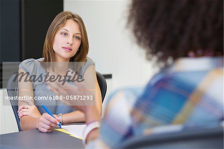 Femme d'affaires en prenant une interview avec une femme afro-américaine