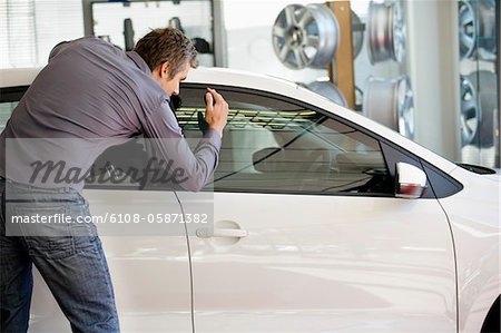 Mitte erwachsen Man looking at Auto für den Kauf