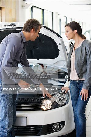 Couple looking at Automotor im showroom