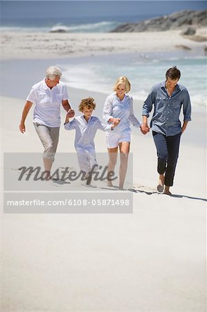 Multi-Generation-Familie Wandern am Strand