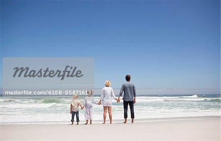Famille à la recherche en mer vue de la plage