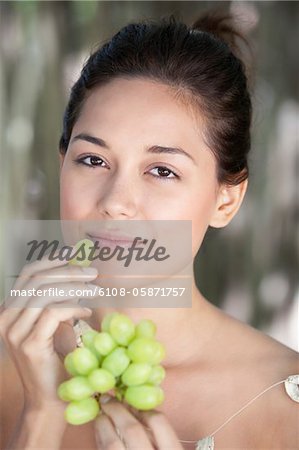 Porträt einer jungen Frau, die Trauben Essen