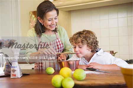 Grand-mère et petit garçon, cuisson des aliments à la cuisine