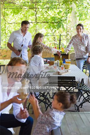 Préparation de la nourriture à la maison de famille