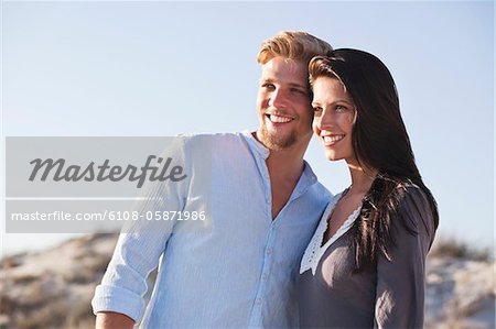 Gros plan d'un couple souriant sur la plage