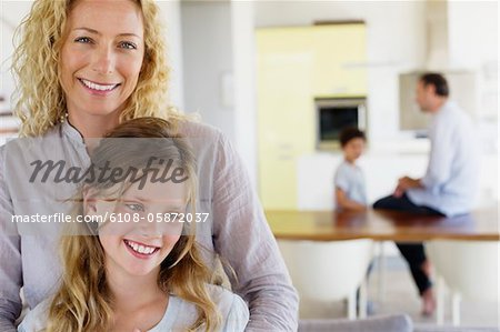 Gros plan d'une femme et sa fille souriant ensemble
