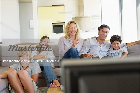 Familie vor dem Fernseher zu Hause zusammen