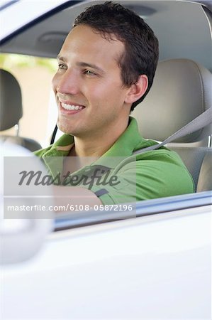 Mid homme adulte, conduire une voiture souriant