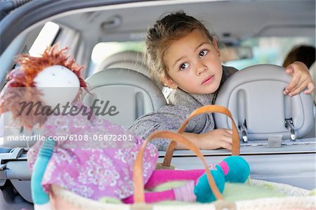 Mignon petit assis dans une voiture alors que mère au volant de la voiture Mignon petit assis dans une voiture alors que mère au volant de la voiture