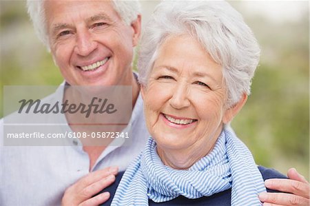 Portrait d'un couple senior souriant