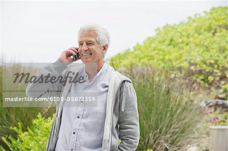 Homme senior de parler sur un téléphone mobile