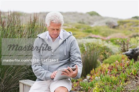 Alter Mann mit einen digitalen tablet