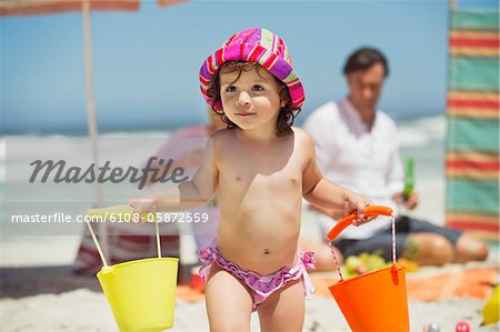 Jolie fille transportant le panier en plastique