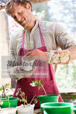 Homme de jardinage et souriant