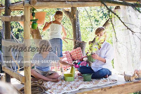 Enfants jouant dans la maison de l'arbre