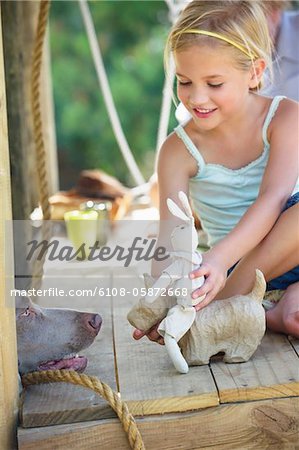 Fille jouant avec des jouets dans la maison de l'arbre Fille jouant avec des jouets dans la maison de l'arbre