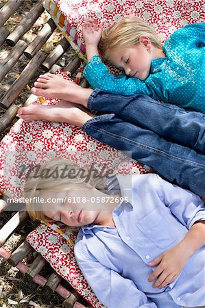 Fatigué des petits frères et sœurs, dormir dans le hamac