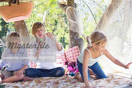 Enfants jouant dans la maison de l'arbre