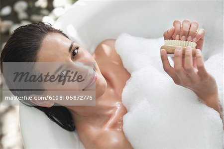 Portrait d'une jeune femme belle, prendre un bain de bulle