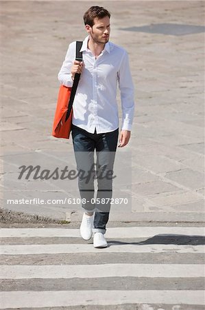 Homme qui marche sur le tableau de concordance, Paris, Ile-de-France, France