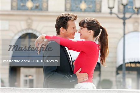 Couple romantique sur une rue de Paris, Ile-de-France, France