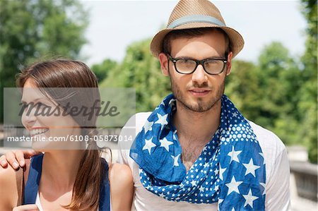 Homme avec son bras autour d'une femme souriante, Paris, Ile-de-France, France