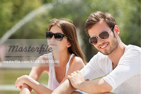 Couple assis dans un jardin, Bassin octogonal, Jardin des Tuileries, Paris, Ile-de-France, France