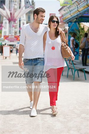 Couple marchant dans le parc d'attractions, Jardin des Tuileries, Paris, Ile-de-France, France