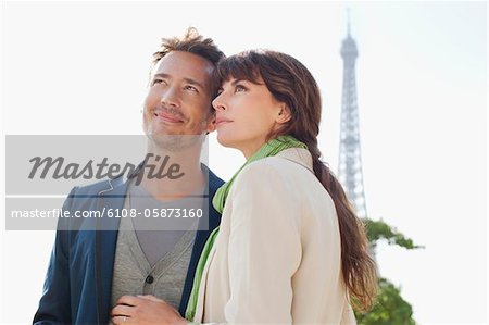 Couple heureux avec la tour Eiffel en arrière-plan, Paris, Ile-de-France, France