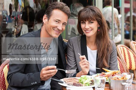 Couple bénéficiant de déjeuner dans un restaurant, Paris, Ile-de-France, France
