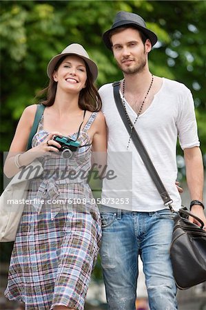 Paar zu Fuß auf einer Straße und Lächeln, Paris, France, Frankreich