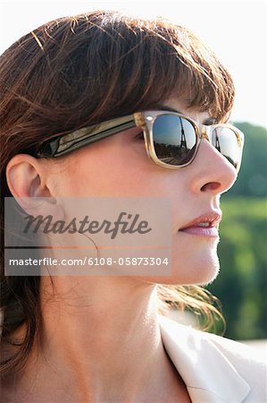 Gros plan d'une femme portant des lunettes de soleil, Paris, Ile-de-France, France