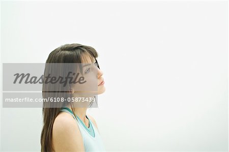 Portrait of a young thinking woman, in profil