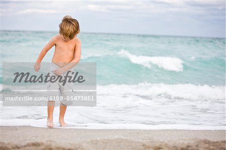 Jungen spielen am Strand