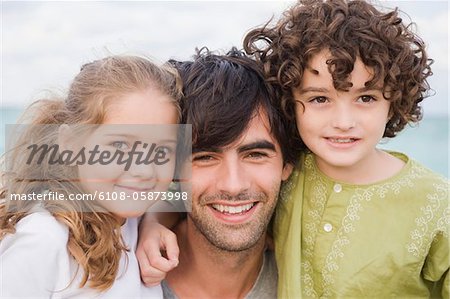 Portrait d'un homme avec ses enfants
