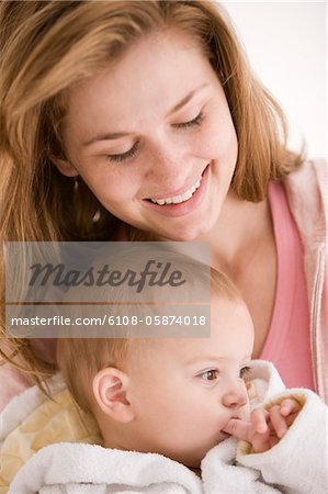 Femme souriant avec sa fille