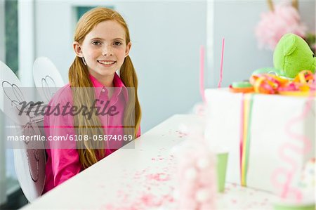 Portrait d'une jeune fille fête son anniversaire