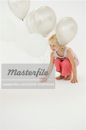 Mädchen spielen mit Luftballons