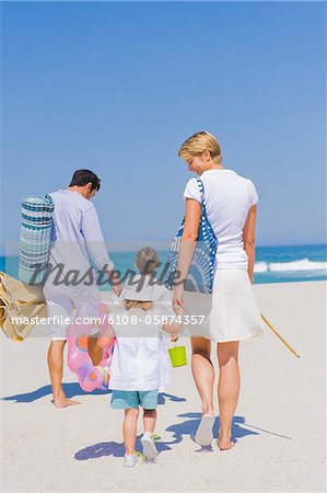Familie in den Ferien am Strand
