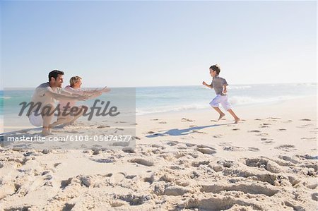 Familie Urlaub am Strand genießen