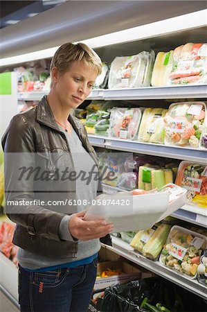 Frau verpackte Lebensmittel im Supermarkt kaufen