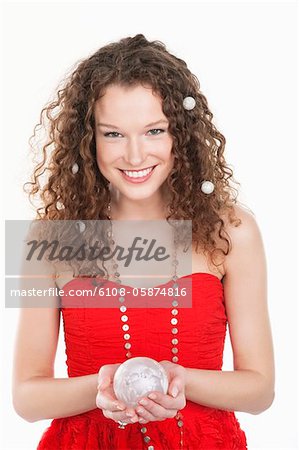 Portrait d'une femme tenant une boule de cristal