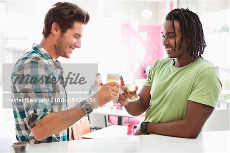 Amis de grillage de bière dans un bar