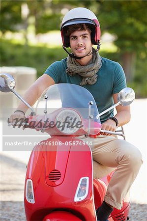 Portrait d'un homme monté sur un scooter